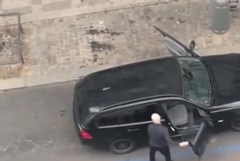 Surový počin taxikára. Z auta vyhodil slepú ženu, lebo mu prekážal jej vodiaci pes