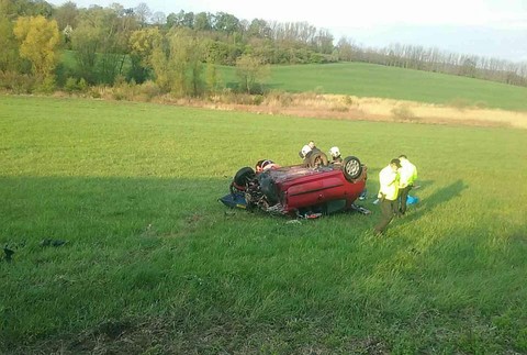 Vážna dopravná nehoda. Po silnom náraze sa auto prevrátilo na strechu