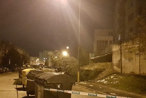 Múr sa zrútil tesne vedľa zaparkovaných áut. Hasiči a policajti uzavreli okolie