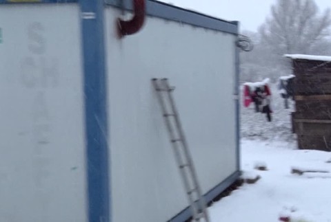 Osem detí s rodičmi sa tlačí v malej unimobunke. Darované Vianoce im spríjemnili vianočný čas