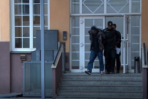 Pred sudcu sa postavil 17-krát trestaný mladík. Priateľku nahovoril na samovraždu