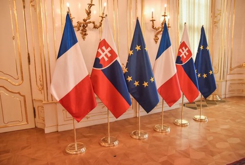 Emmanuel Macron pricestoval na Slovensko. Okrem prezidentskej návštevy ho čaká aj diskusia s verejnosťou