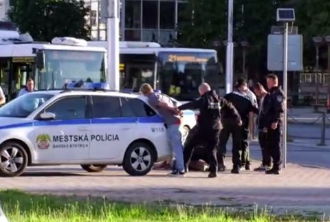 Výtržníctvo v Banskej Bystrici: Partička agresívnych tínedžerov napadla vodiča autobusu aj policajta