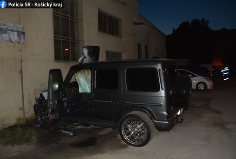 Luxusné auto pohltili plamene. Škody sa vyšplhali nad 100-tisíc eur