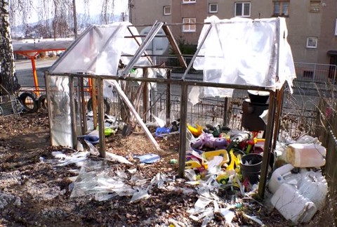 [multi] Pyrotechnika v skleníku 200