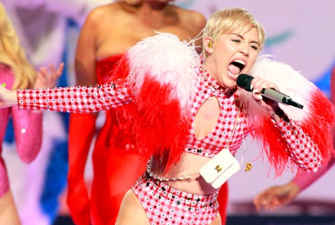 Miley Cyrus počas koncertu