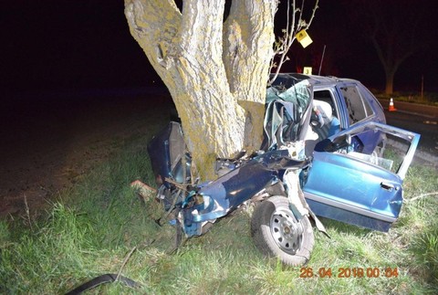 Dôchodca narazil autom do stromu. Záchranári mu už nemohli pomôcť