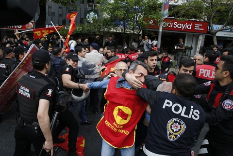 Sviatok práce v Turecku sa nezaobišiel bez stretu s políciu 