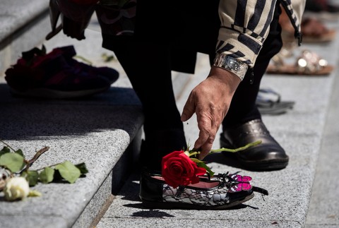 Páry topánok pred kostolom na pamiatku nájdených pozostatkov 215 detí