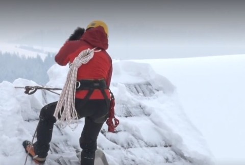 Hrad v Starej Ľubovni obsadili horolezci. Odpratať musia viac ako 10 ton snehu