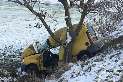 Vážna dopravná nehoda. Vodič zišiel z cesty a nabúral do stromu
