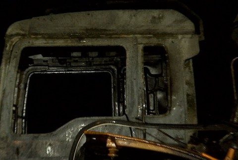 Pri rybníku vypukol požiar. Horeli viaceré vozidlá