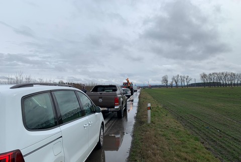 Reťazová nehoda pri Veľkých Levároch. Zasahovať musel vrtuľník 