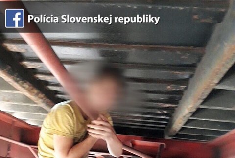 V Štúrove chytili migrantov z Afganistanu. Schovali sa pod vozne vlaku