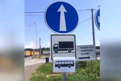 Zákaz vjazdu nakreslený na chodníku či zákaz parkovania namaľovaný na plote. Musíme takéto značky poslúchať?