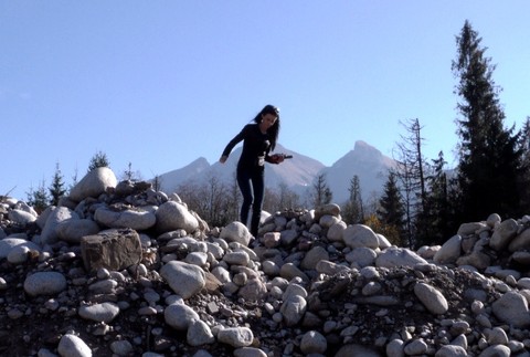 Redaktorka Maja Pavlíková na balvanoch, ktoré nanosila voda počas povodní vo Vysokých Tatrách