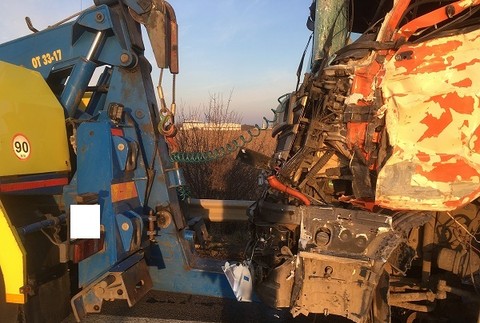 Zrážka štyroch kamionov a auta 