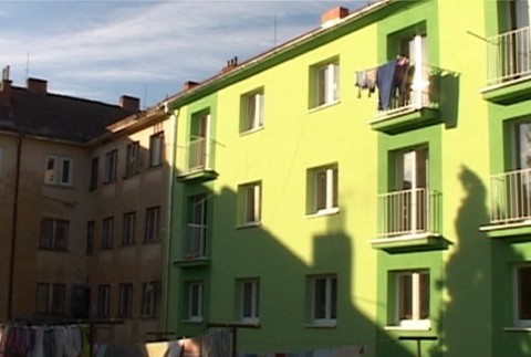 romska bytovka3-osarpana vedla krasnej vynovenej