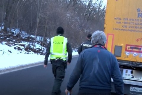 Šokujúci objav vo firme v Želiezovciach: V krabici sa ukrýval mladík z Afganistanu