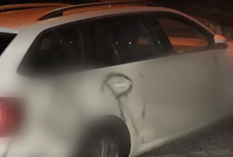  Muž sa prebudil do nepríjemného rána. Jeho auto zdobili viaceré vulgarizmi