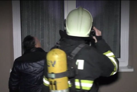 Zo zamknutého bytu unikal plyn. Na mieste zasahovali hasiči