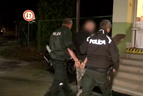 Susedská hádka sa skončila brutálnou vraždou. Páchateľ ťahal svoju obeť na lane za autom