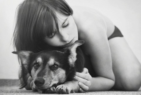 Žena polonahá so psíkom,pes, kalendár