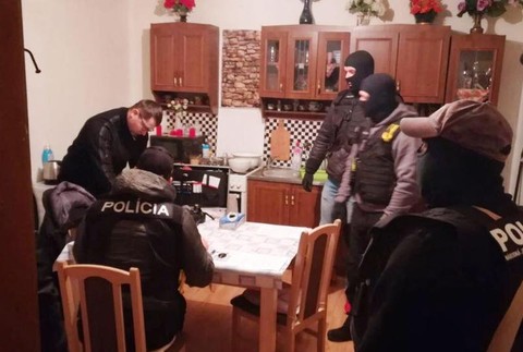 Obchodovali s mladou ženou, nútili ju k prostitúcii