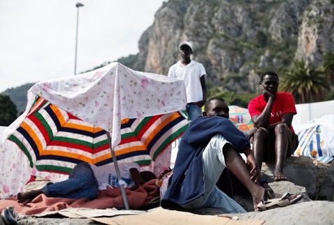 Migranti sa modlia počas Ramadánu v Taliansku3