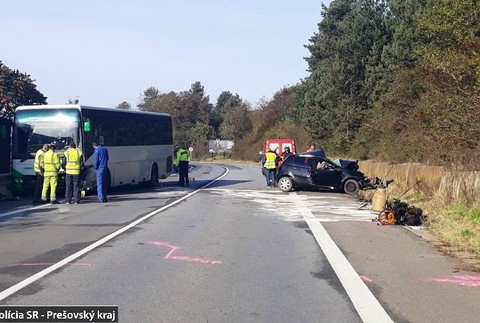 Mladý vodič prešiel do protismeru rovno pod kolesá autobusu. Nehodu neprežil