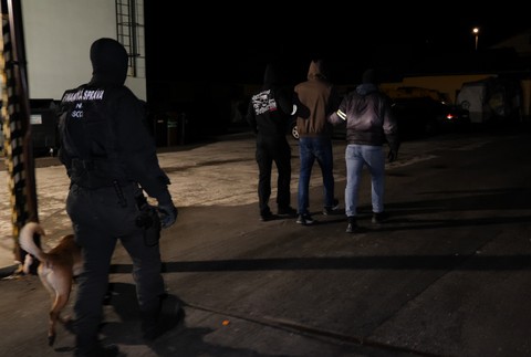 Kukláči vtrhli do jednej z kancelárií v blízkosti centra Bytče. V putách odviedli troch mužov