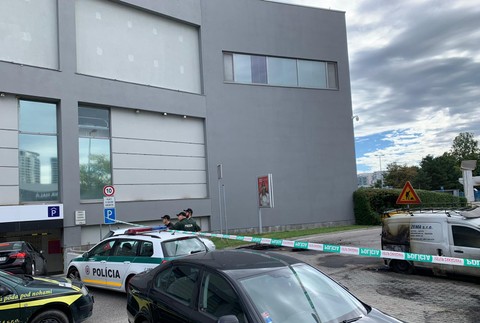 Vlámanie do nákupného centra v Bratislave 