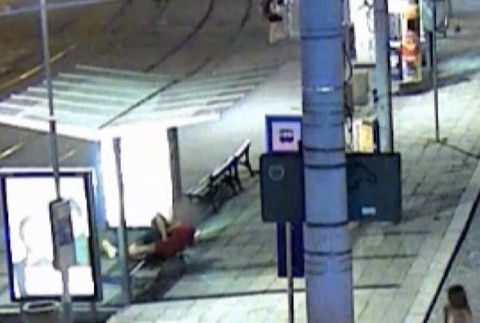 Iba 18-ročné dievča okradlo na zastávke muža. Úlovok si schovala do podprsenky