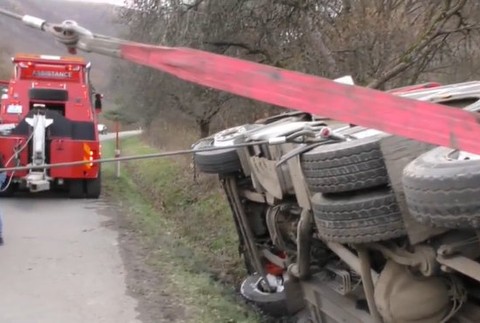 Pri Snine havarovala cisterna s tisíckami litrov mlieka.