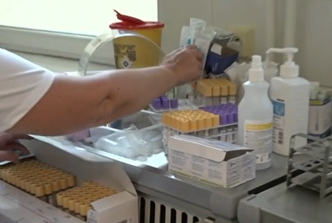 Výkaly z kanalizácie zatopili obyvateľom pivnice