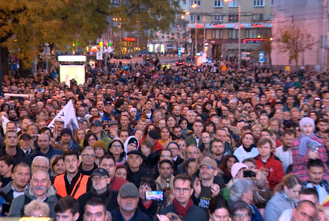 Námestia po tridsiatich rokoch opäť ožili. Ľudia si pripomenuli odvahu novembrovej generácie