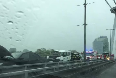 reťazová nehoda most SNP6328