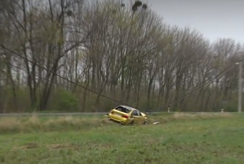 Betónový stĺp na dve časti, padnuté elektrické vedenie a zdemolované auto. Vodič dostal šmyk