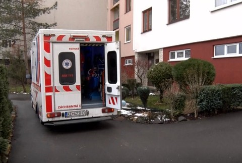 Brutálny útok na vlastnú matku. Žena skončila s nožom v hlave