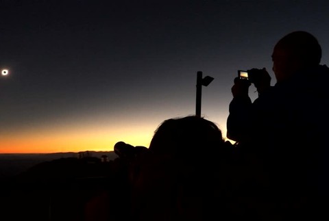 Davy turistov sa prišli pozrieť na vesmírne divadlo. Úplné zatmenie Slnka trvalo viac ako 4 minúty