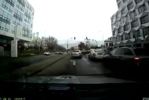 V kradnutom aute, bez vodičáku a pod vplyvom drog. Policajti naháňali cestného piráta