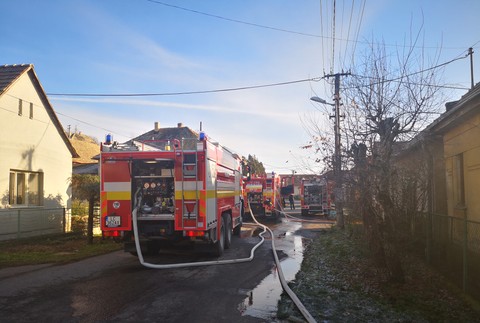 Pri požiari rodinného domu bojoval o život muž. Plamene sa rozšírili do viacerých miestností