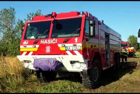 [multi] VIDEO: Rozsiahly požiar pri železničnej trati v Bratislave. Hasiči zasahujú už hodiny 3302