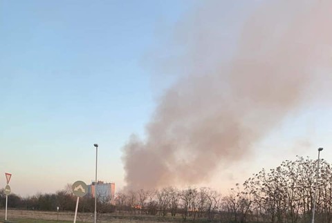 Hasiči zasahujú pri rozsiahlom požiari. Horí hala na výrobu peliet