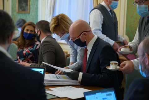 Premiér Igor Matovič a hlavný hygienik SR Ján Mikas od rána rokujú s epidemiológmi a ministrami.