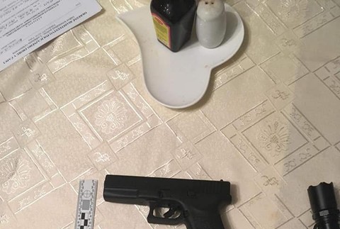 Policajti od skorého rána zasahujú v Čadci: Pri domových prehliadkach zaistili zbrane