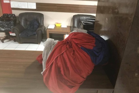 Pre silný vietor zvesili zástavy zo stožiaru pred NR SR