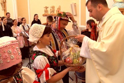 Kňaz spieval na trojkráľovej omši ako spevák. Doprevádzali ho folkloristi