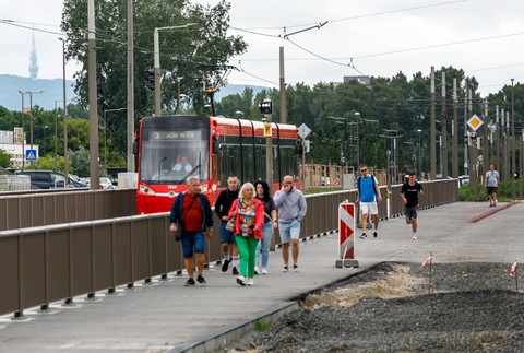 Cestujúci električkou