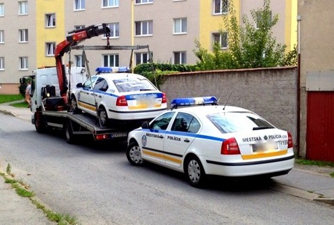 polícia parkuje na zákaze